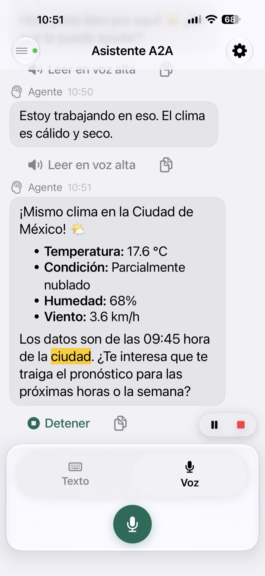 Respuesta de Sakbe leída en voz alta con la palabra actual resaltada en amarillo y los controles de lectura